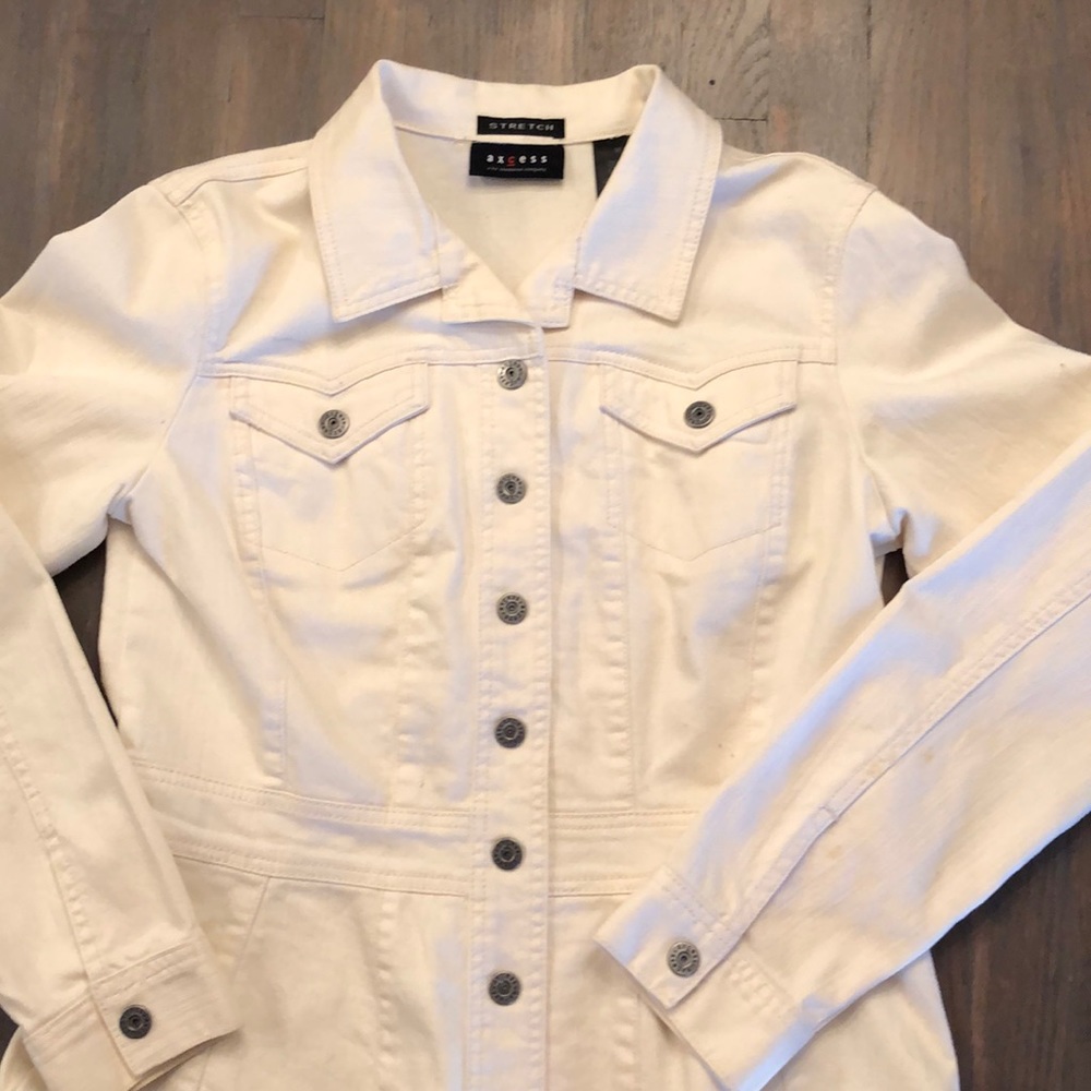 Women’s cream colored jean jacket